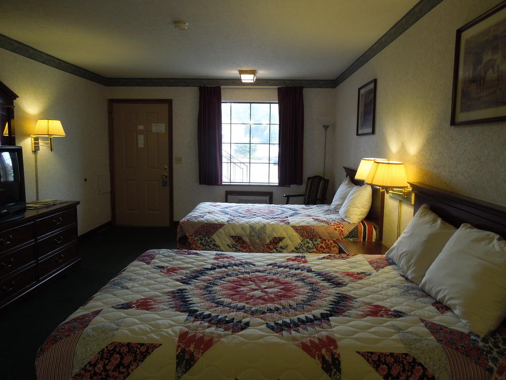 Americas Inn Bardstown Room photo